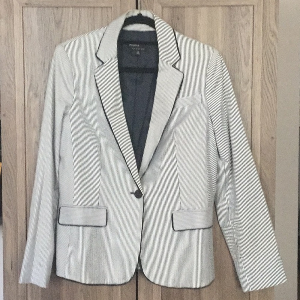 JONES NEW YORK BLACK AND WHITE PINSTRIPED BLAZER